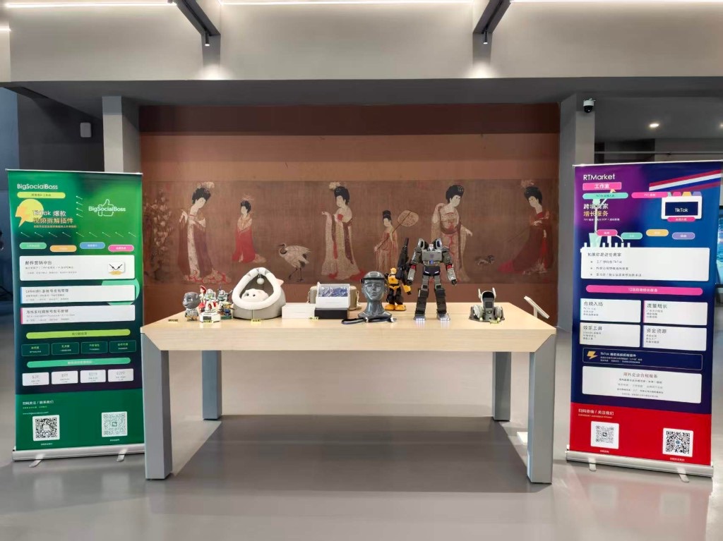 Showroom table with BigSocialBoss roll-up banners